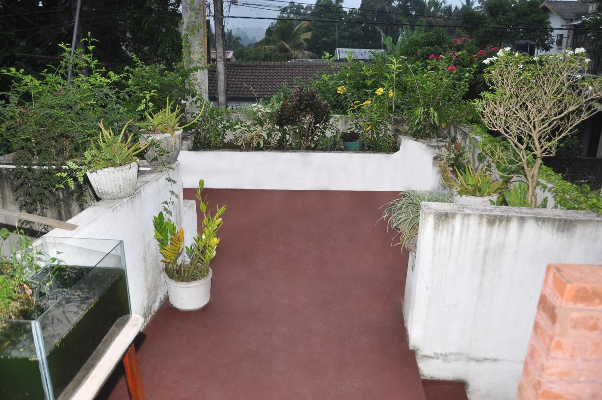 Golden Shower Inn Kandy Exterior photo